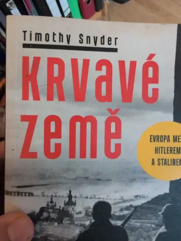 Kniha Krvavé země od Timothyho Snydera, v ruce