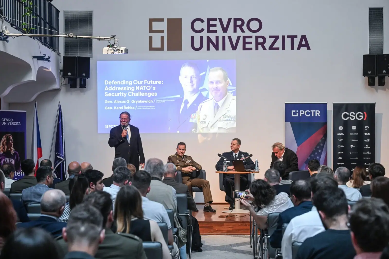 Bezpečnostní debata v atriu CEVRO Univerzity
